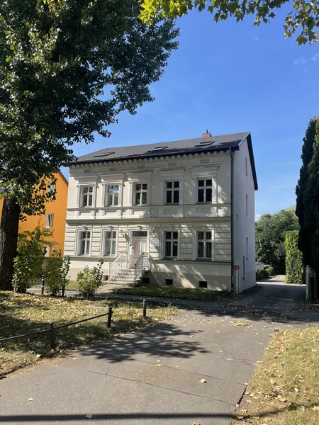 Schöne, geräumige drei Zimmer Wohnung im denkmalgeschützten Haus — photo 1